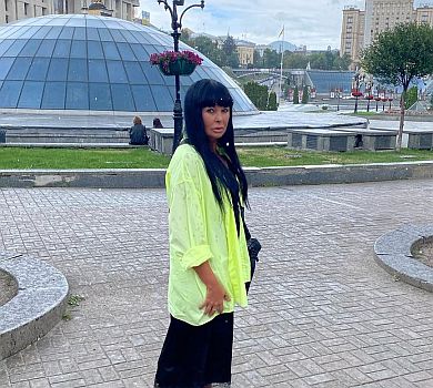 Ахат прогулялася Києвом і попозувала на тлі спаленої ростехніки