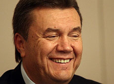 Янукович розважається з дівчатами. ВІДЕО