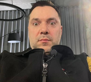 I'll be back: Арестович у сонцезахисних окулярах заселфився в ліфті