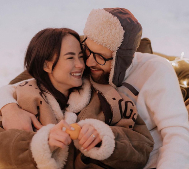 Сніжки і гірляндові обійми: Парфільєва з чоловіком показали зимову романтику