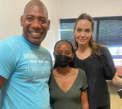 Я зараз плакатиму: розчулена Джолі відвезла 17-річну доньку в коледж. ВІДЕО