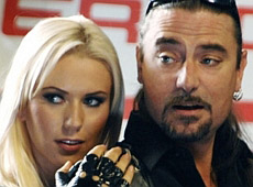 Подружку Шона Карра вигнали з дому через пікантні фото