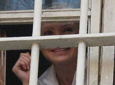 Тимошенко надіслала повітряний поцілунок з-за ґрат