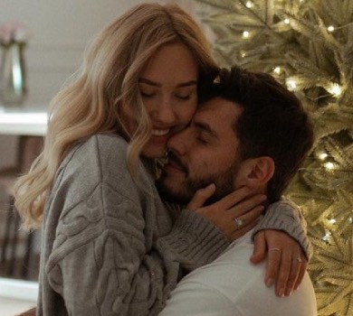 Квіткова з голими ногами посиділа на Добриніні коло ялинки. ФОТО