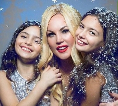 Камалія станцювала в сукні з розрізом і наробила новорічних див у родинному кліпі. ВІДЕО