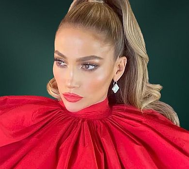 Подвоїли любов: Лопес у сукні в стилі колібрі показалася на сходах та розповіла, як святкувала Різдво