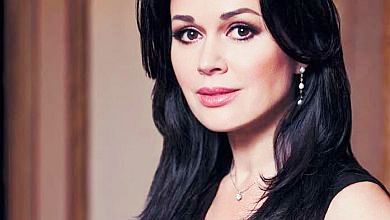 Заворотнюк уже 2 місяці в лікарні: чутки про покращення стану актриси та коментар її сім'ї 