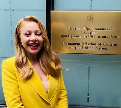 Кароль у Нью-Йорку вигуляла жовтий тотал лук на зустріч із дипломатами