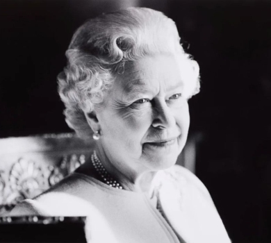 Усміхнена та в улюблених перлах: палац оприлюднив особливе фото Єлизавети ІІ