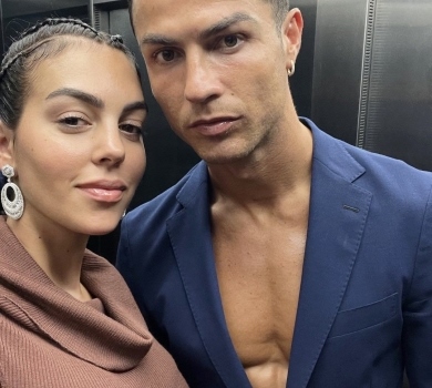 Маленька мандрівниця: наречена Роналду замилувала фото в літаку з 2-місячною донею