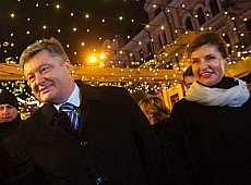 Порошенко вигуляв родину на різдвяній ялинці. ФОТО