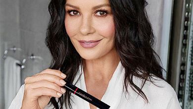 Дівчинка виросла, мама не змінилася: Зета-Джонс привітала доню з 18-річчям