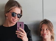 Брежнєва в ліфчику посумувала за літом та зробила неможливе фото з донями 