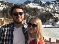 Притула повіз другу дружину селфитися на тлі гір. ФОТО