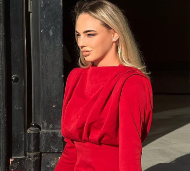 Білодід оголила спину та ніжки у вогняно-червоній сукні. ФОТО