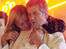 У Ніч Незалежності Ющенко обіймався не з дружиною