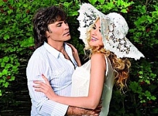 Сумська у мереживі обнімалася коло кущів. ФОТО