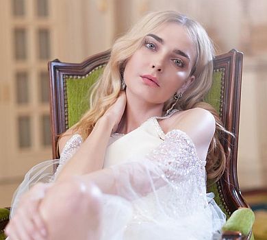 Онопка попозувала в кутюрних сукнях у готелі Юрушевої 