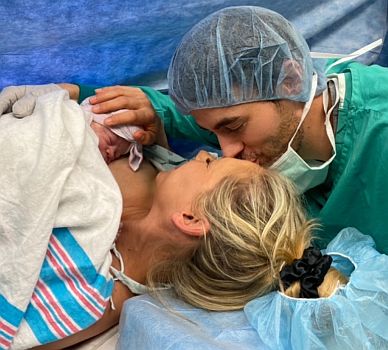 Іглесіас та Курнікова показали ФОТО з пологів i своє наймолодше дитя 