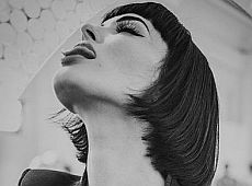 Астаф’єва зі спущеними штанами показала сексі ретро