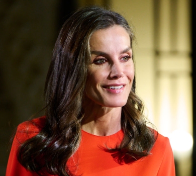 Жінка-вогонь: королева Летісія в червоній асиметрії засвітилася на літературному івенті з чоловіком