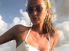 Байкова в купальнику осідлала своє нове морське захоплення. ФОТО