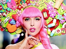 Полякова здивує китайців ногами та причандаллям на голові