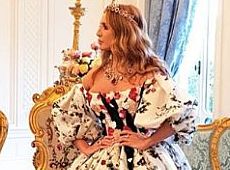 Жінка Медведчука у червоному пір’ї та квіточках знялася для Dolce & Gabbana 