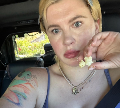 Дочка Болдуїна у коротенькому топі показала фігуру через 1,5 місяці після пологів