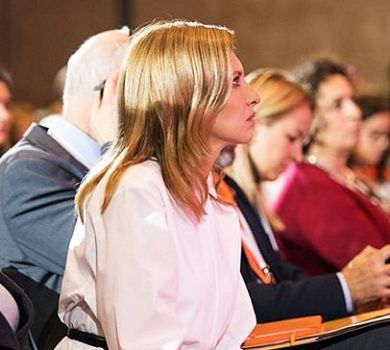 Перша леді на міжнародному форумі вигуляла сміливу зачіску 