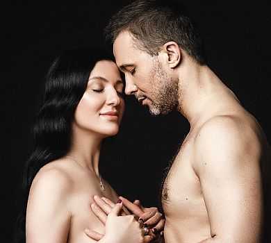 Голий Бабкін прикрив долонями груди голої вагітної дружини 