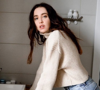 Дорофєєва у новому кліпі заспівала вдома на підлозі та показала, яким залишила будинок на початку війни