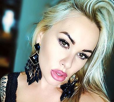 Морозюк у самих трусиках пожалілася на занижену самооцінку 