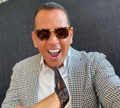 Колишній Лопес біля ялинки пригорнув свою нову пасію в міні. ФОТО