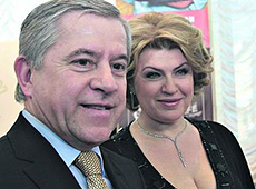 Дружина Кінаха проситься на гулянки, а кохана Симоненка розчиняється