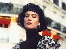 Астаф’єва у Парижі посвітила ліфчиком та вигуляла хижу шубу 