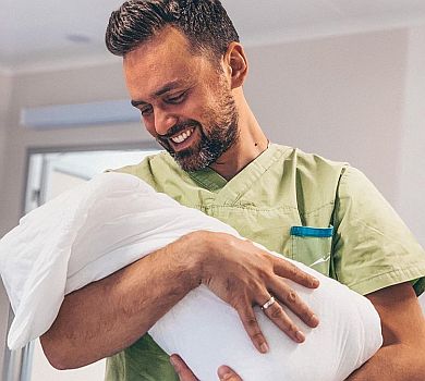 Двічі тато: Мірошниченко показав, як дружина народжувала