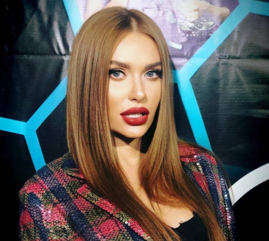 Камінська показалася з загадковим чоловіком і посвітила дупцею на яхті