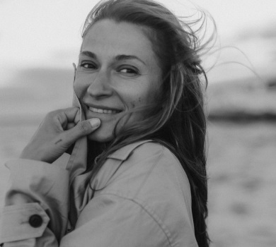 Голонога Tayanna в тренчі віршами поміркувала про своє я