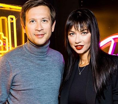 Логунова у Домінікані посвітила тілом в купальнику, а Ступка розказав про її конфлікти з його мамою 