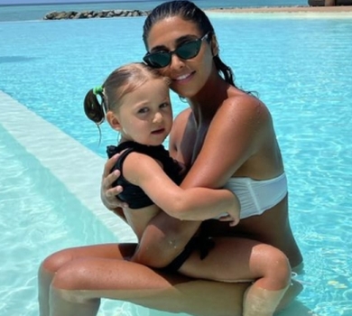 Дімопулос замилувала мережу доччиними портретами у солом’яному капелюшку