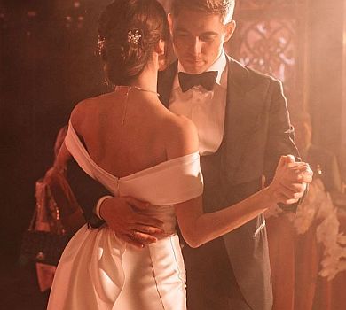 Лаконічна, шикарна та з розрізом для Вови: жінка Остапчука розказала про свої весільні сукні