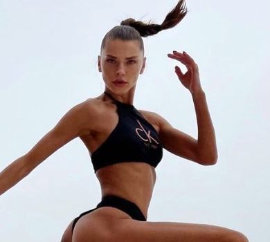 Модель Дементьєва в купальнику вразила тілом у стрибку  