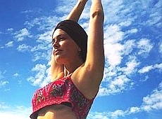 Астаф'єва в Таїланді показалася в купальнику та з чудодійними фалосами