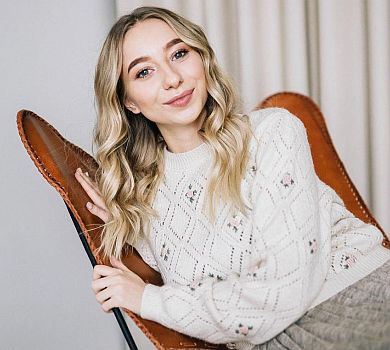 Дружина Віктора Павліка зважилася на кардинальну зміну зачіски. ФОТО 