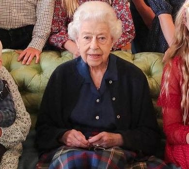 Палац із нагоди 97-річчя покійної Єлизавети показав її фото в оточенні онуків і правнуків
