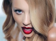 Кароль у новому кліпі натякнула на кохання втрьох?