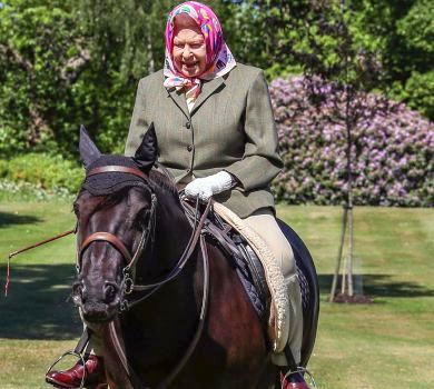 У хустині та зручних штанцях: 94-річна королева Єлизавета катається верхи на поні