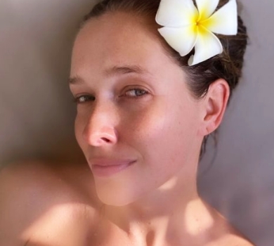 Ще є над чим працювати: Осадча показалася в купальнику через 3 місяці після пологів  