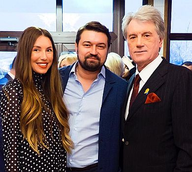 Невістка Ющенка показала, як його солодким рушником із 65-річчям вітали